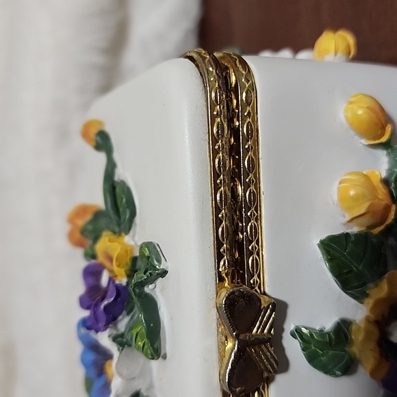 Vintage Floral Trinket Box with Gold Accents - Picture 6 of 9